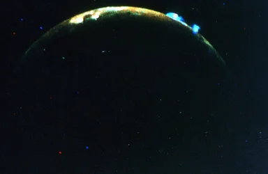 Éruption volcanique sur la lune de Jupiter, Io. Haut : Plume 5 ; Bas : Plume 6. Voyager II.